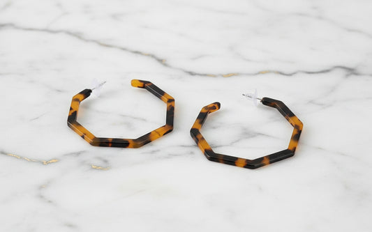 HEXAGON RESIN TORTOISE HOOP EARRINGS